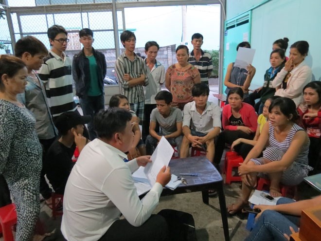 Giam doc lua cong nhan, treo tuong tron no hinh anh