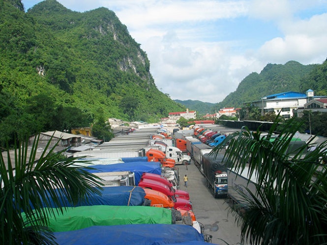 Hon 1.000 xe hang nong san un u o cua khau Tan Thanh hinh anh