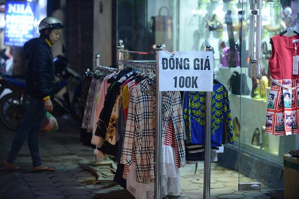 Khach do xo di sieu thi, cho, trung tam thuong mai vang teo hinh anh