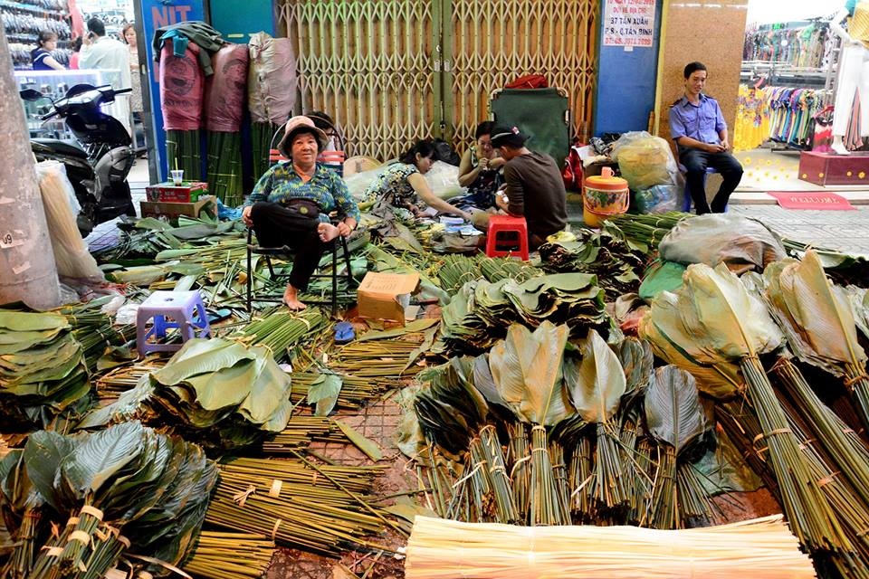 Phố bán lá dong trên đường MCT8 vắng vẻ, Bà Ngô Thị Qua cho biết: Mấy hôm trước bán rất đắt khách nhưng hôm nay thì vắng vẻ, mấy hôm trước mỗi bó lá dong 50 lá được bán 100 ngàn đồng, hôm nay vắng khách nên đại hạ giá còn 50 ngàn đồng. Lá dong được lấy từ Lâm Đồng