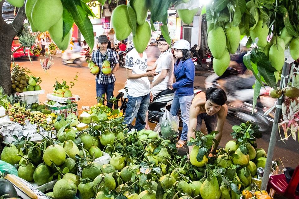 Tại TP HCM, các loại trái cây bày mâm ngũ quả đắt hàng trong ngày 27 Tết, giá có tăng nhẹ so với ngày bình thường. Ảnh: Hải An.