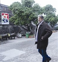 Ong Tay mang tien cho nguoi Viet hinh anh