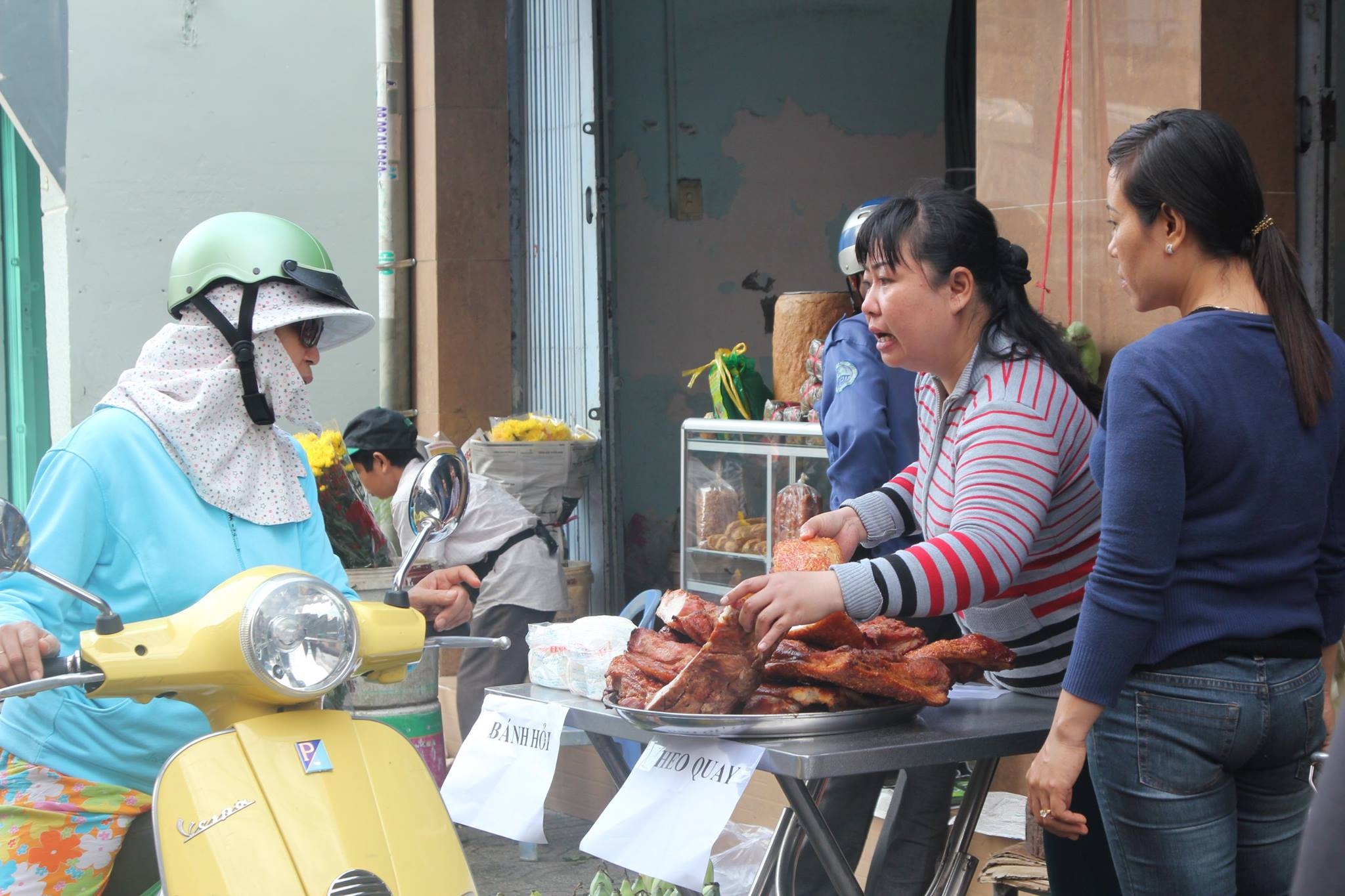 Sang som, tiem heo quay ban het hon nua tan hinh anh