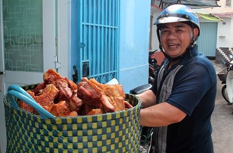 Heo quay là mặt hàng đắt khách số một trong ngày vía thần tài tại thị trường TP HCM. Trong ảnh là anh Tân, tiểu thương bán thịt ở chợ Gò Vấp đang gấp rút chuyển thịt heo ra chợ bán. Ảnh: Zen Nguyễn.