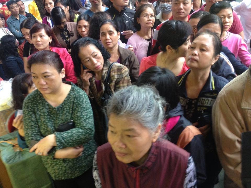 Khach va nhan vien cua hang vang cai co trong ngay via than tai hinh anh