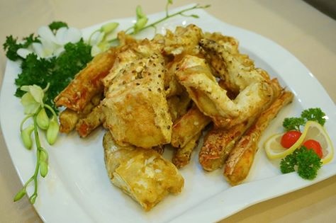 Bữa ăn với cua hoàng đế giá hơn 13 triệu đồng mỗi con tại một nhà hàng cao cấp ở Hà Nội trong tối 7/3. Ảnh: Mạnh Thắng.