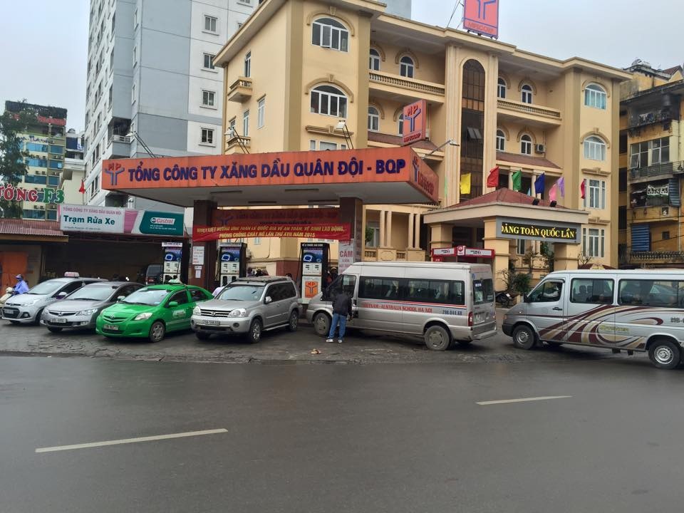 Oto xep hang cho do xang truoc gio tang gia hinh anh