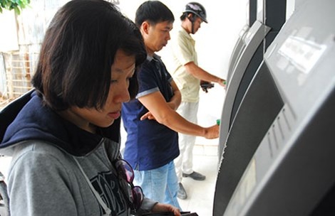 Lai lo tang phi ATM hinh anh