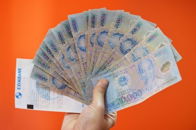 Doi tien rach nat o ngan hang khong mat phi hinh anh