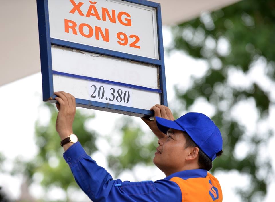 Gia xang bat ngo giam 330 dong/lit tu 13h hinh anh