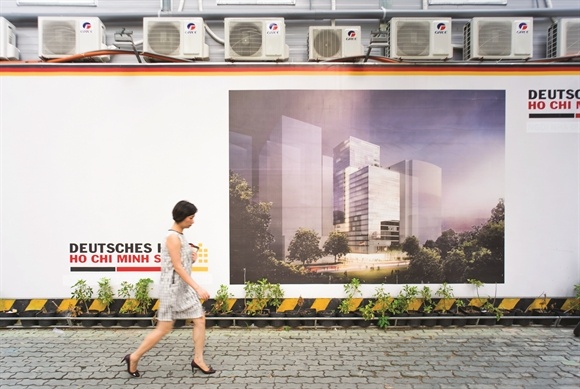 Chay dua gianh dat vang tren duong Le Duan hinh anh