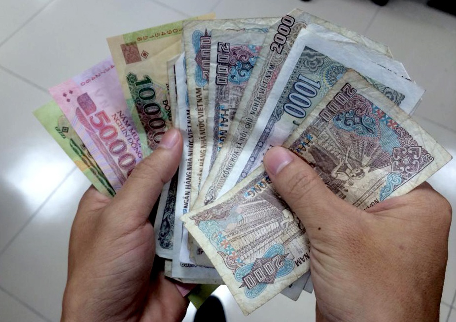 Trong ngan hang, ai nhan luong beo hon lao cong, o sin? hinh anh