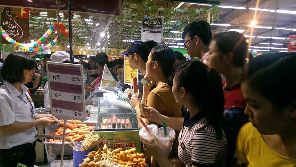 Chen nhau, cho 30 phut mua xuc xich 14.000 dong hinh anh