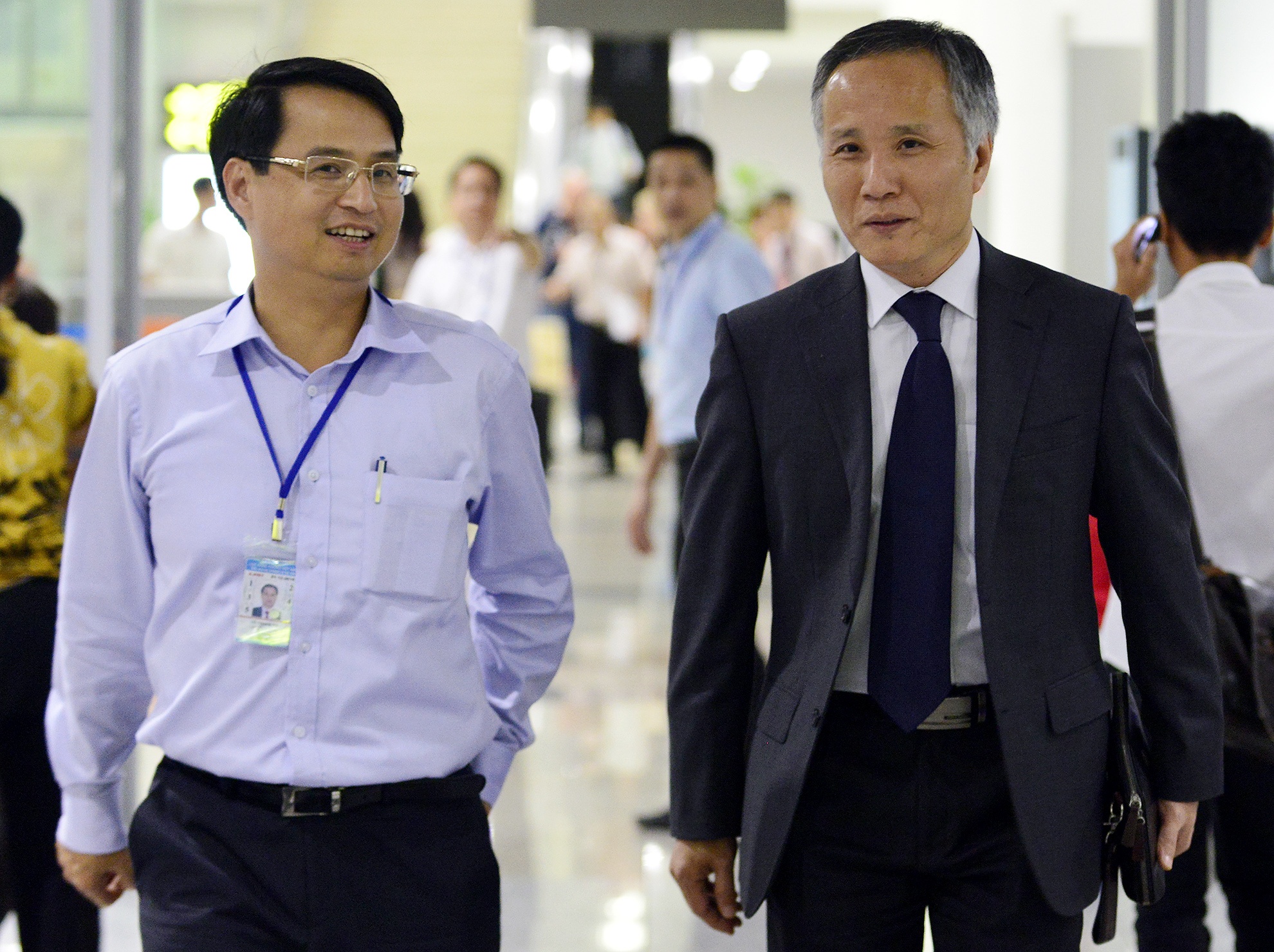 Ông Trần Quốc Khánh, Trưởng đoàn đàm phán TPP trở về trong sự chào đón của đồng nghiệp, người thân.  Ảnh: Lê Hiếu.