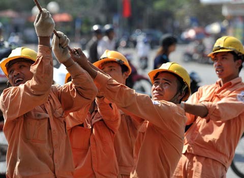 Cu tri buc xuc chuyen doc quyen, tinh gia dien cua EVN hinh anh