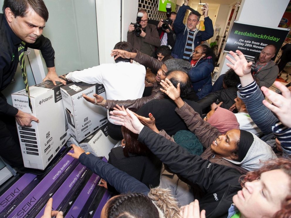 Mua sắm trong dịp Black Friday. Ảnh: ABCNews.