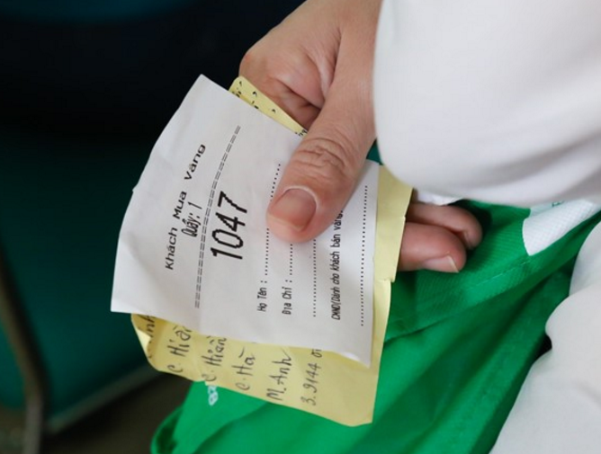 Nhin doi, cho 1.000 nguoi de mua vang than tai lay may hinh anh