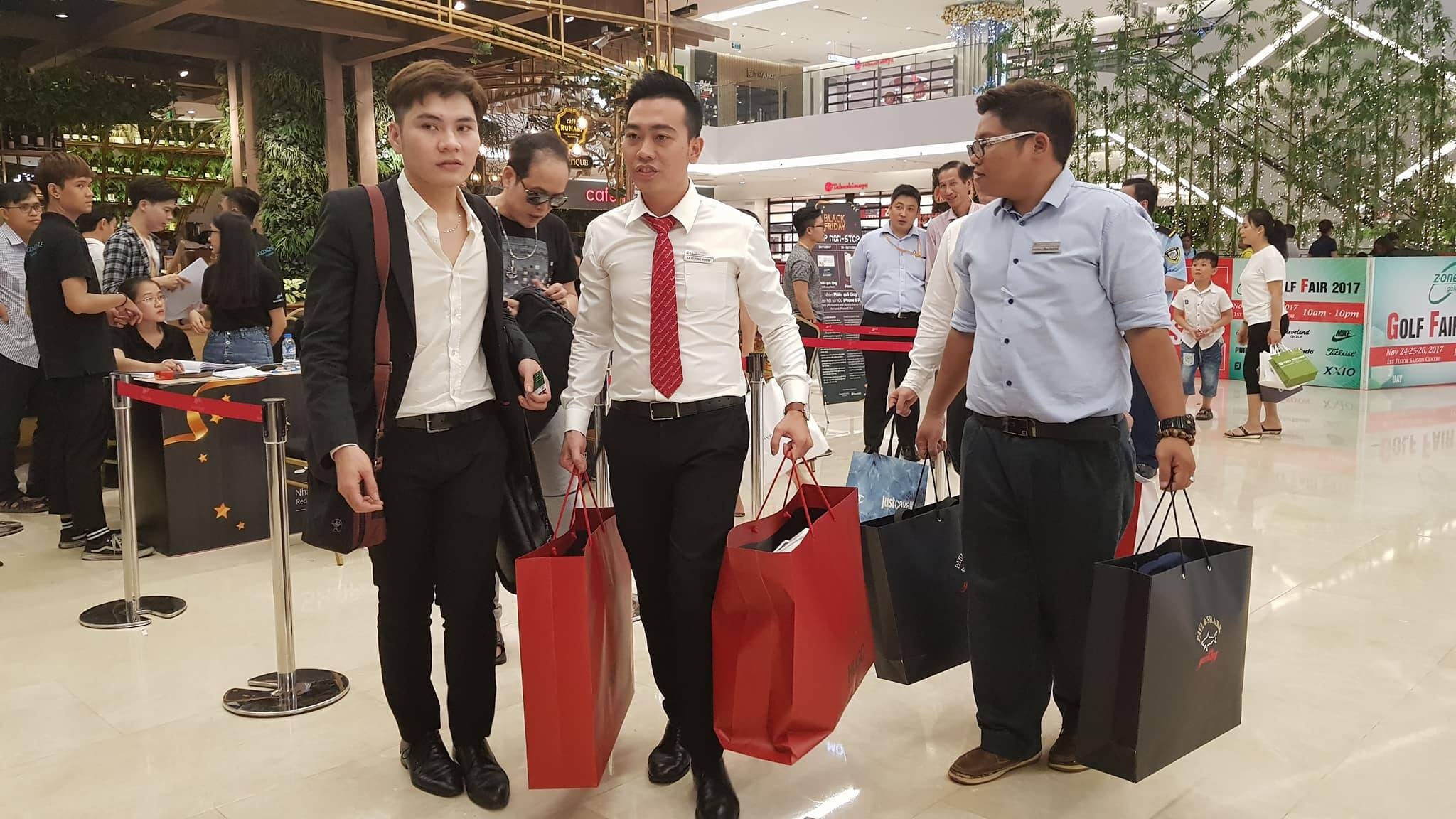 23h, khach Sai Gon van xep hang cho tra tien hinh anh