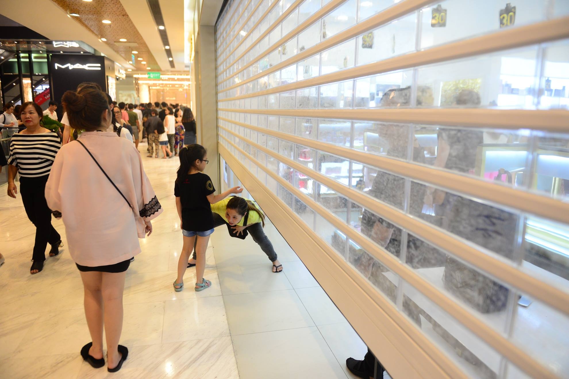 Tat dien, chan cua 'duoi' khach dem Black Friday hinh anh