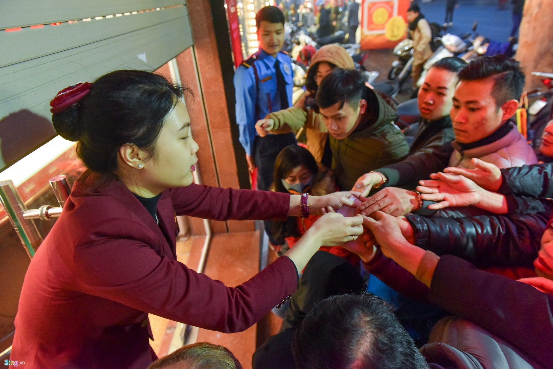 Vang 'loan' gia ngay Via Than Tai: Mua dat, ban ra lo nang hinh anh