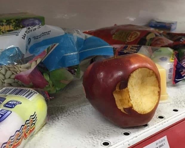 Auchan xa hang, nguoi Viet tranh cuop, xa rac hinh anh