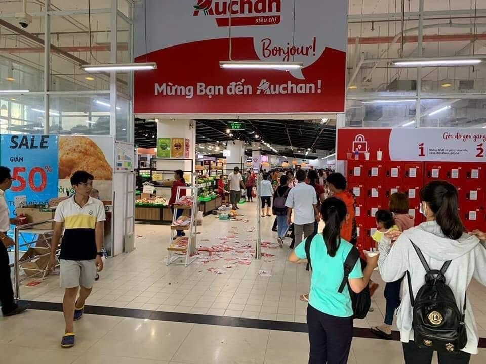 ý thức người Việt khi Auchan xả hàng ảnh 1 y thuc nguoi Viet khi Auchan xa hang anh 1