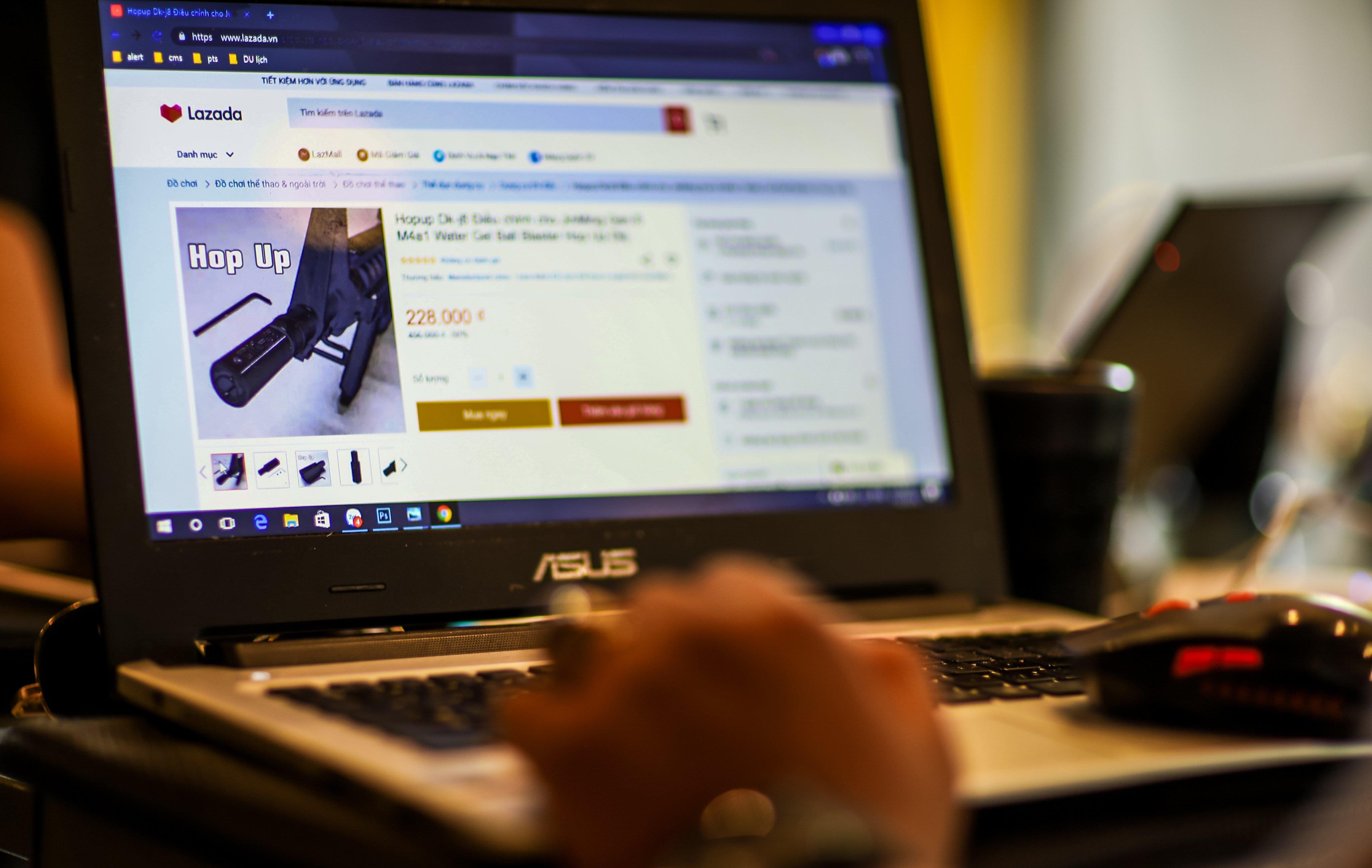 Thuong nhan Trung Quoc ban thiet bi lap rap sung tren Lazada hinh anh