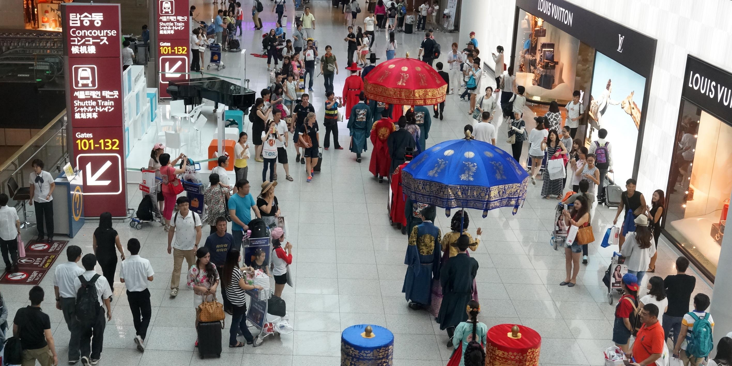 mua sam hang mien thue san bay anh 5