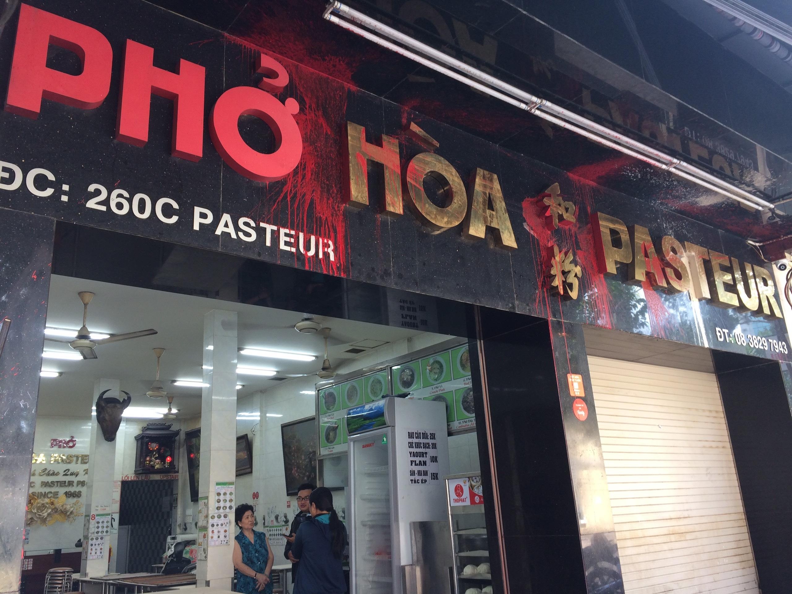 Pho Hoa Pasteur tam dong cua sau khi bi nem son va mam tom hinh anh