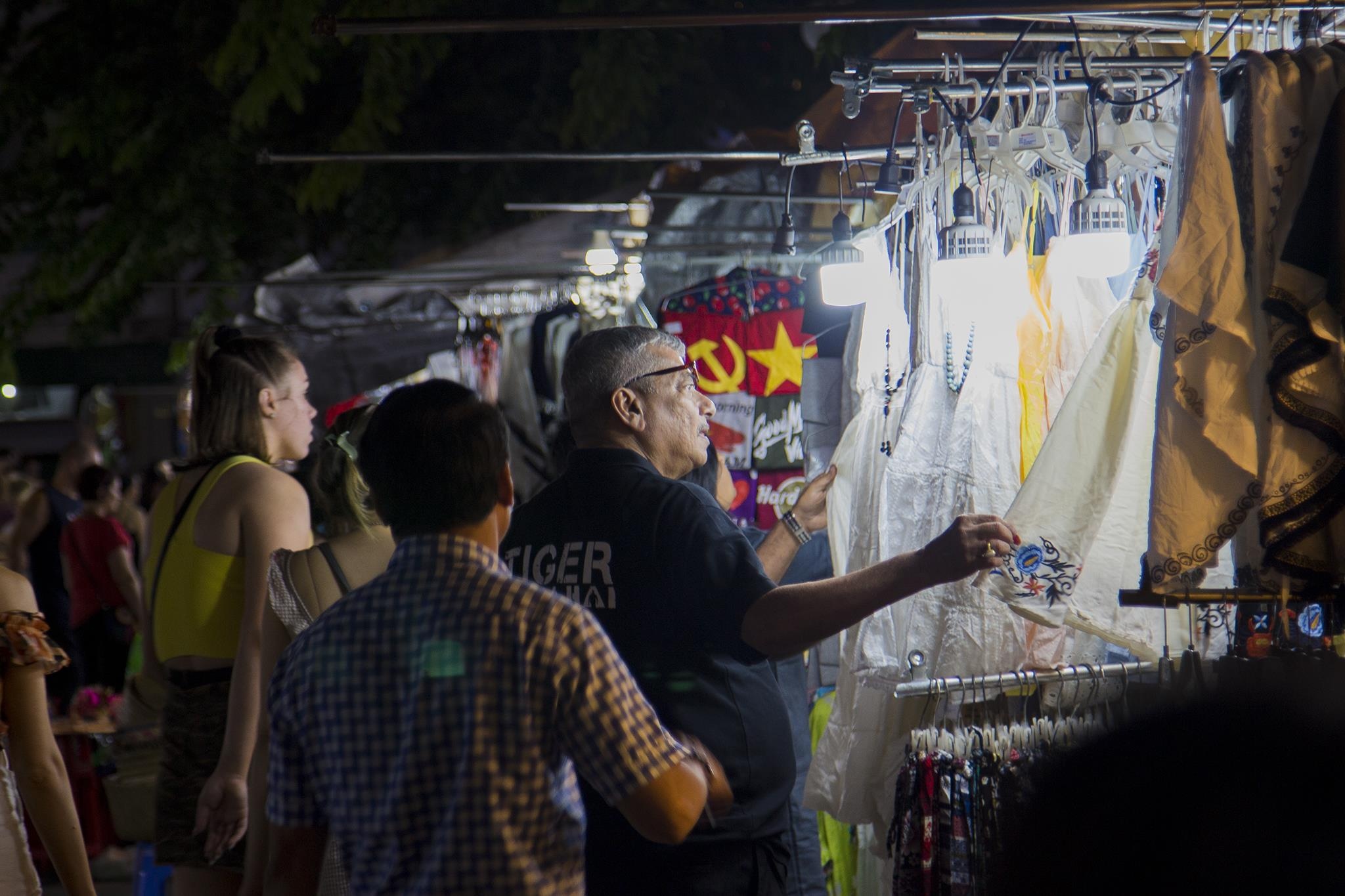 Hang nhai tran cho dem Ben Thanh, QLTT than kho vao cuoc hinh anh