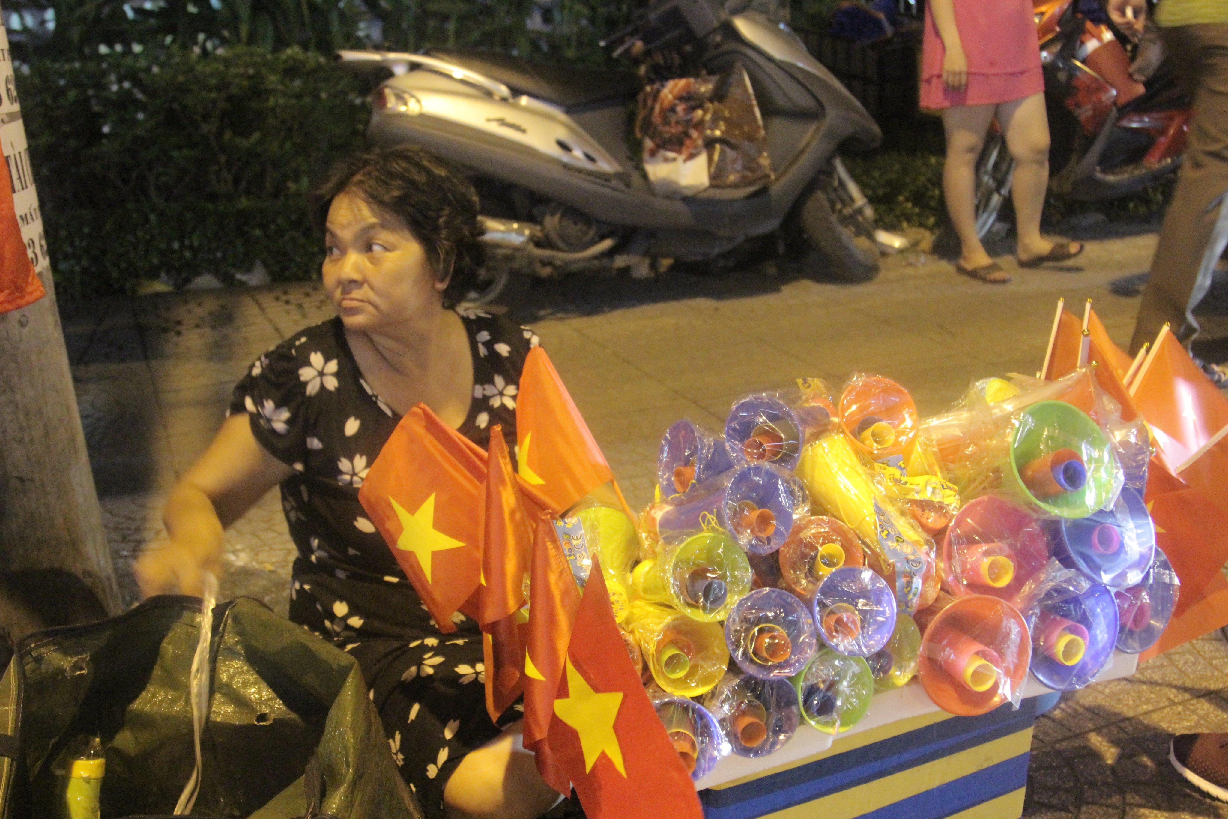 Tieu thuong Sai Gon voi thu don co, ken sau tran VN hoa Thai Lan hinh anh