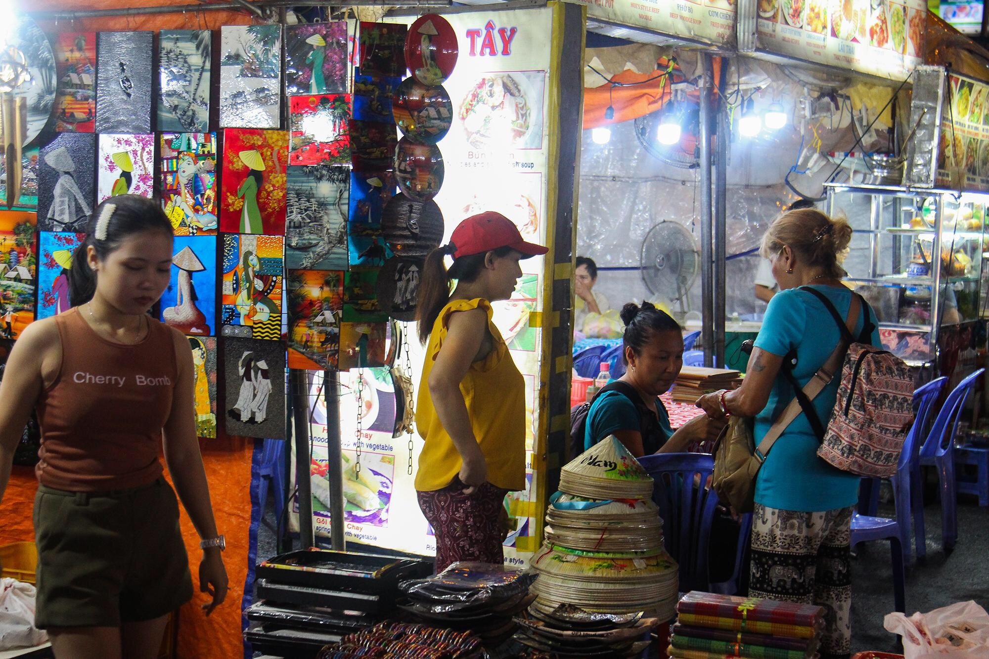 Cho dem Ben Thanh mang ve 1,36 ty moi nam nhung chi toi 90% hinh anh