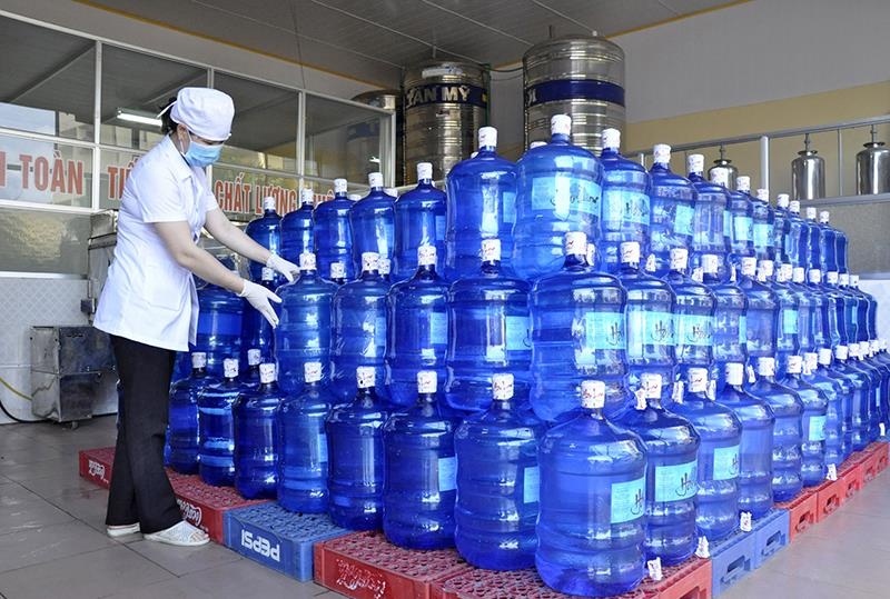 Ngan tang gia bat hop ly mat hang nuoc dong chai, dong binh hinh anh