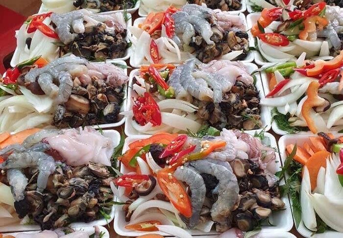 Set lau toan hai san tuoi gia chi 50.000 dong tren via he hinh anh