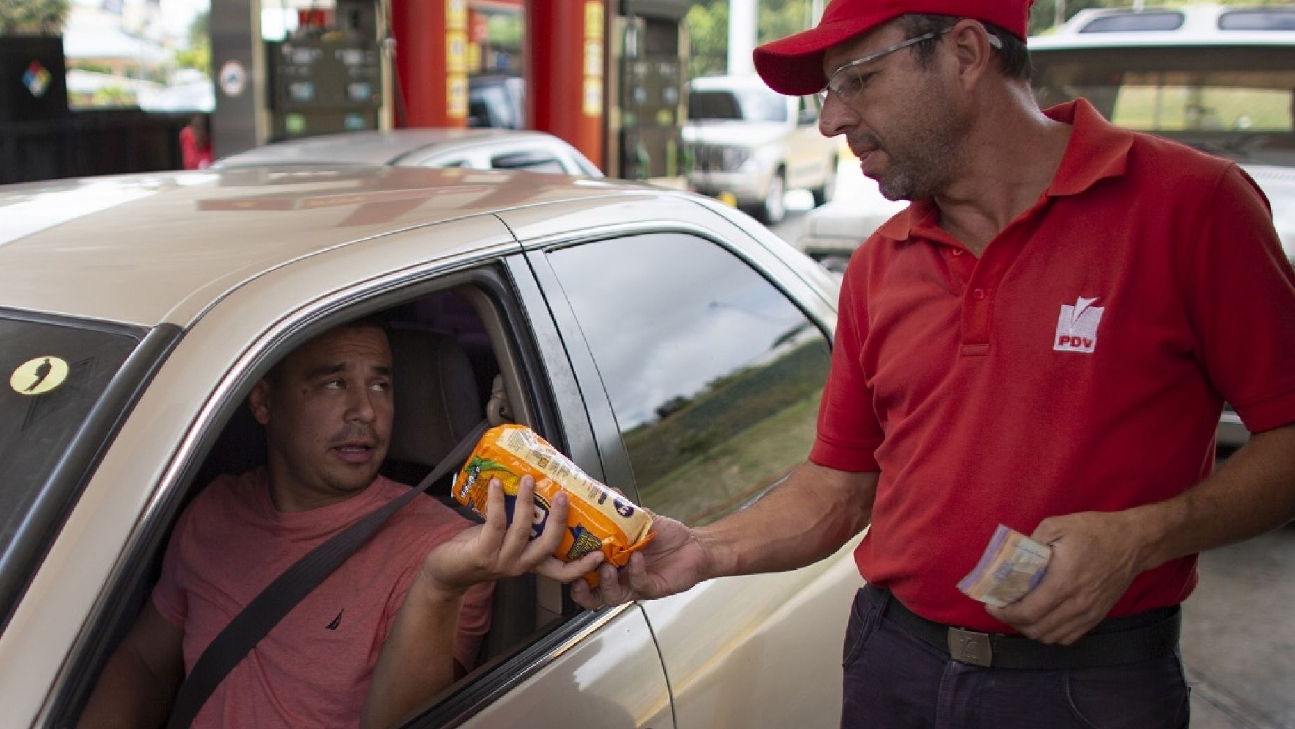 nguoi dan Venezuela dung keo va thuoc la de mua xang anh 6