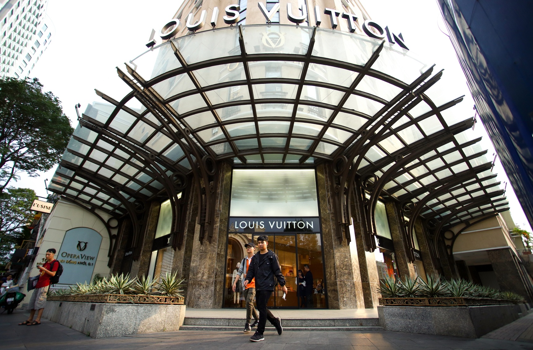 Nga tu thoi trang o TP.HCM, noi dai gia ngoai chen chan giu cho hinh anh