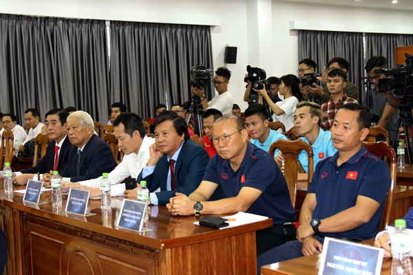 ai tra luong cho HLV Park Hang-seo anh 1