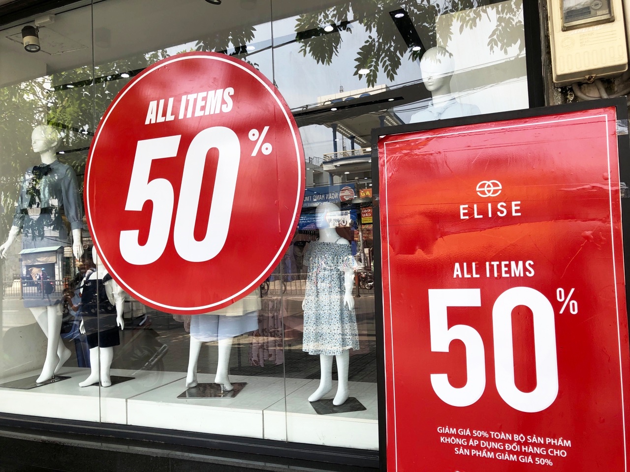 Giam gia 50%, thoi trang Viet van dat hon Zara, H&M hinh anh