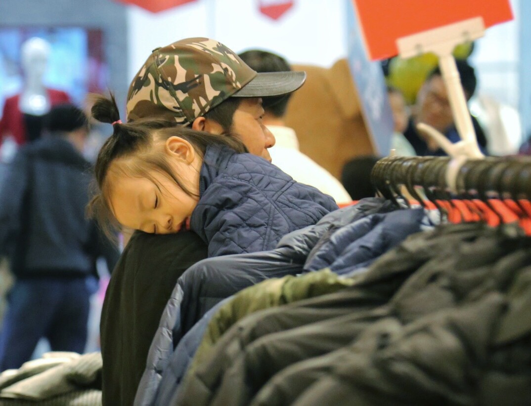 Con ngu guc, bo me van mai me mua sam ngay Black Friday hinh anh