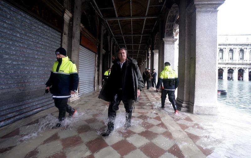 Du khach quoc te va lu lut tan pha Venice nhu the nao hinh anh