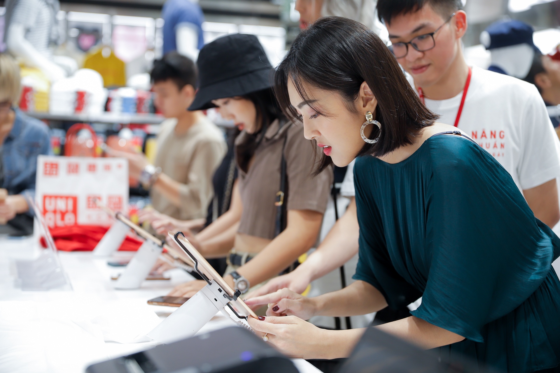 Cua hang Uniqlo dau tien tai Viet Nam truoc ngay khai truong hinh anh