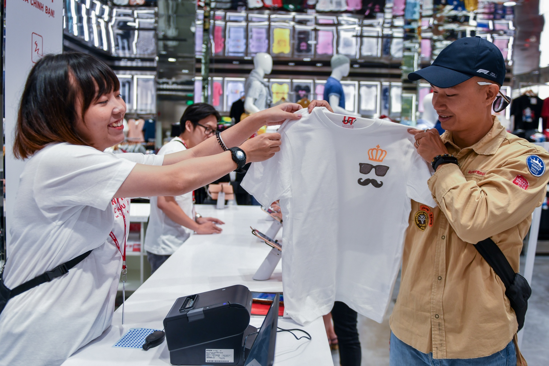 Uniqlo tai Viet Nam anh 7