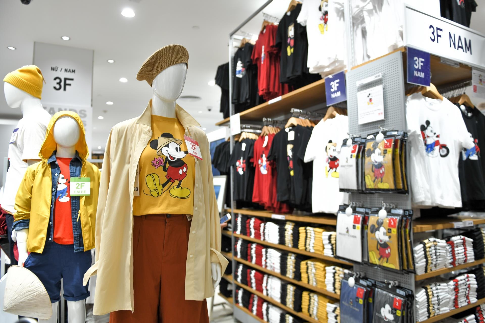 Khai truong sang nay, Uniqlo co gi? hinh anh