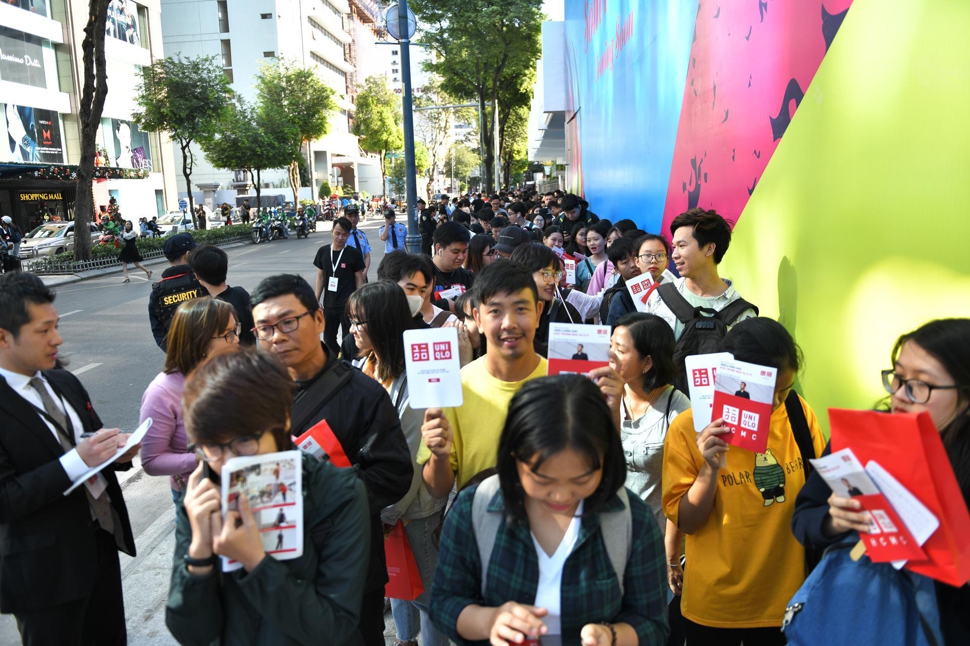 Khach bi moc mat iPhone tai Uniqlo Dong Khoi vua khai truong hinh anh