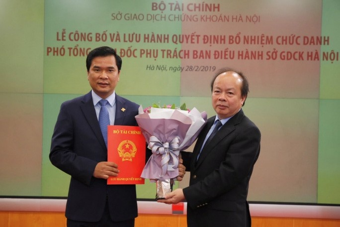 Bo Tai chinh len tieng ve viec bo nhiem 'than toc' lanh dao HNX hinh anh