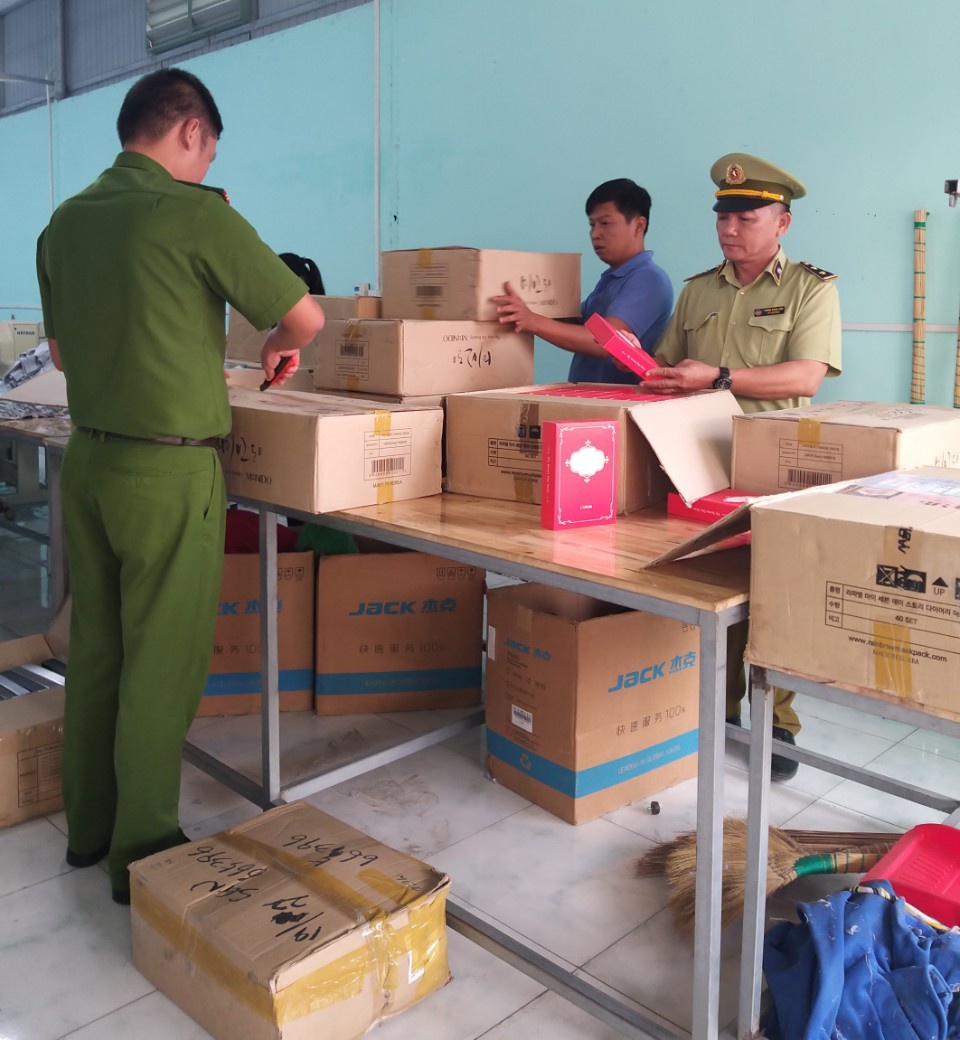 Phat hien hon 10.000 mat na, serum khong ro nguon goc hop phap hinh anh