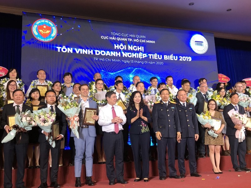 9 hang xe dong gop hon 500 ty dong ngan sach cho TP.HCM anh 1