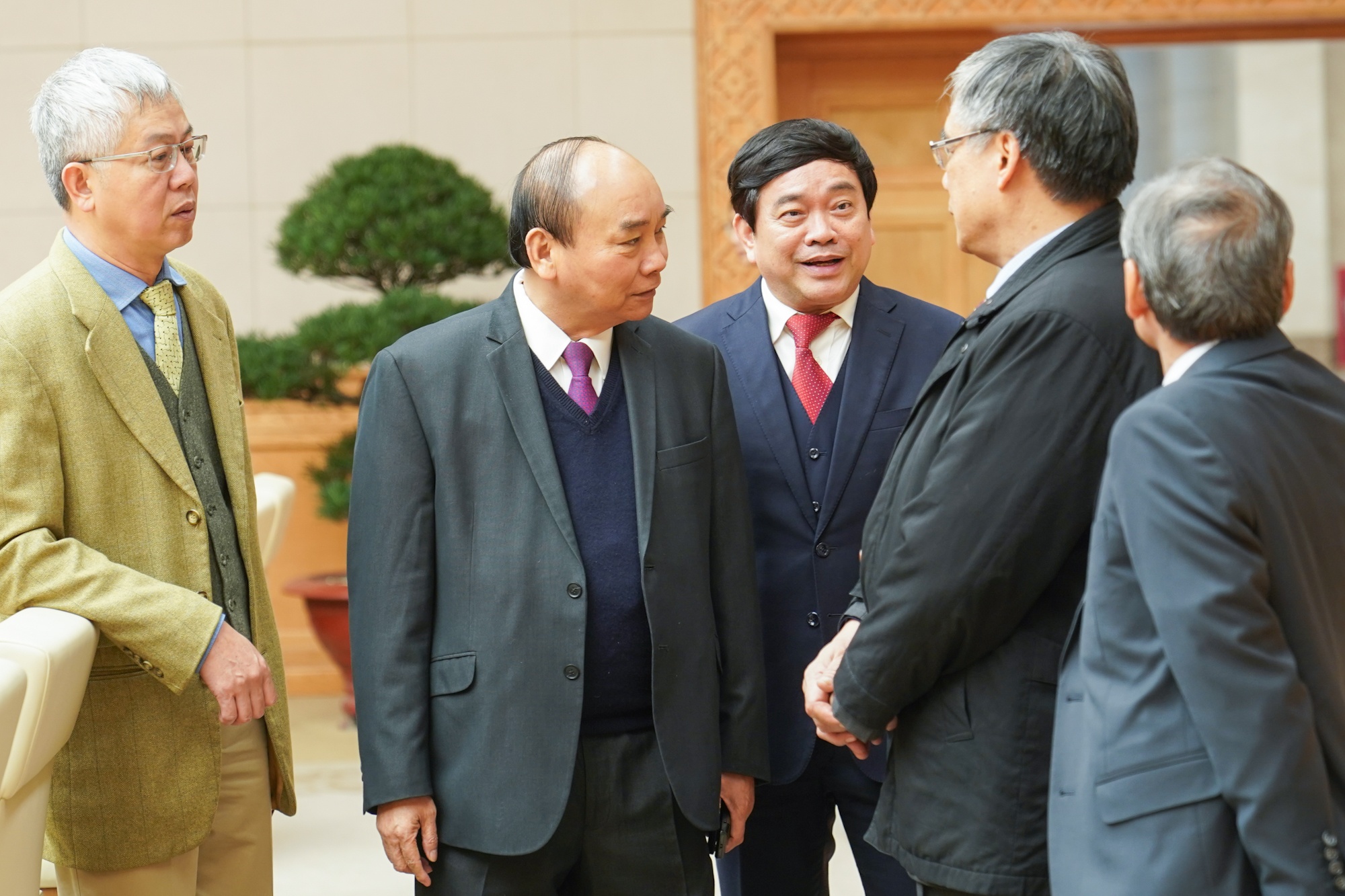 Thu tuong lam viec voi To tu van kinh te hinh anh