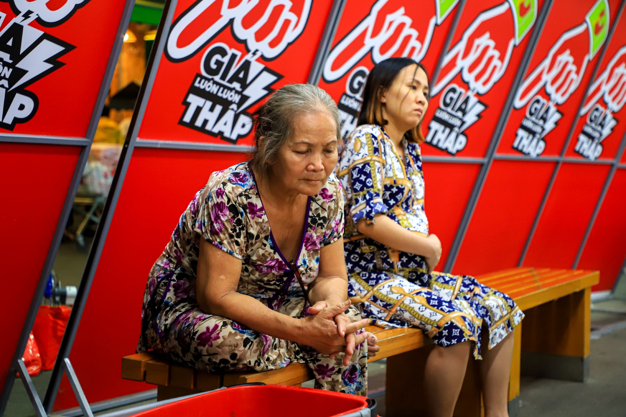 Nguoi lon ngai ngu, tre con khoc oa khi sam Tet trong sieu thi hinh anh