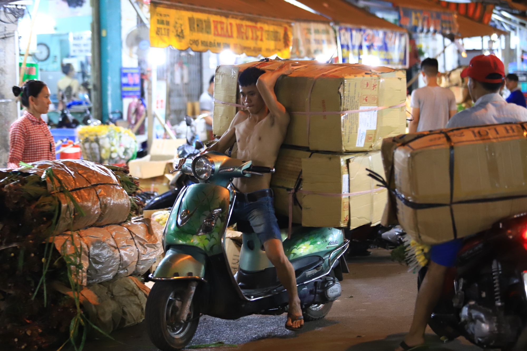 Khong khi tat bat don hoa Tet ve o cho si lon nhat TP.HCM hinh anh